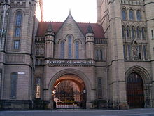 De ingang van Whitworth Hall, onderdeel van de Universiteit van Manchester campus