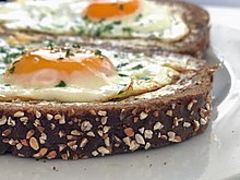  Pão integral de grão servido com manteiga e ovos