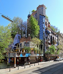 Huomaa Wienissä sijaitsevan Hundertwasserhausin kattopuutarha.  