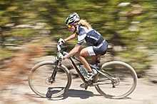 La moderna mountain bike ha pneumatici spessi e larghi per l'uso su sentieri rocciosi