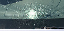 Fessurazione "a ragnatela" sul vetro stratificato di sicurezza. La crepa rimane all'interno del vetro di sicurezza, evitando la rottura del vetro di sicurezza.