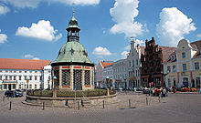 The waterworks Wismar at the market place; on the left behind the town hall, on the right the brick gothic town house (today: Restaurant Alter Schwede) and Reuterhaus