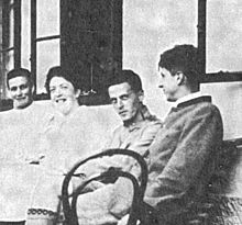 Hochreit 1920. Wittgenstein sedi med svojo sestro Helene Salzer in prijateljem Arvidom Sjögrenom.
