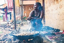 Donna che prepara il burro di arachidi in Guinea-Bissau