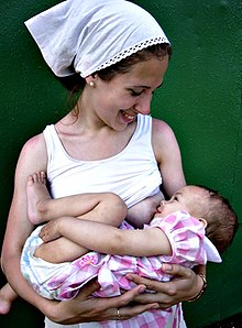  Mulher respirando o bebê