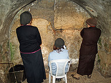 A házas ortodox nők körében háromféle hajfedési stílus gyakori. Jobbról balra: kobak, hajzuhatag és kalap.