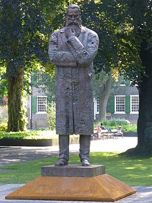 Friedrich Engels: Statue in the Engelsgarten in Wuppertal. In the background: The house of the factory owner Friedrich Engels, today's Engels Museum.