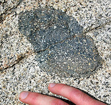 Xenolito gabbólico em um granito; Sierra Nevada oriental, Rock Creek Canyon, Califórnia.