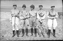 Jockeys bereiden zich voor op de Yass Races, in 1936