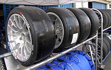 Přibližně 70 % vyrobeného polybutadienu se používá k výrobě pneumatik.