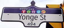 Een Yonge Street bord in het Downtown Yonge ontwerp