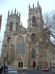 Zachodnia fasada kościoła York Minster jest doskonałym przykładem gotyckiej architektury dekoracyjnej, jak np. misterne ornamenty na głównym oknie. W tym okresie szczegółowa rzeźba osiągnęła swój szczyt, z misternie rzeźbionymi oknami i kapitelami, często z wzorami kwiatowymi.