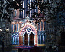 De westelijke deur, verlicht in december 2005