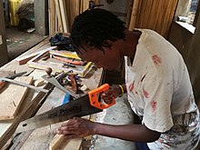 Mujer carpintera en Uganda.