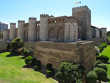 (Not unproblematic) reconstruction of the Moorish fortress wall (around 1065), plus the moat with corner bastion (from 1593) and the angular "Tower of the Troubadour" in the Aljafería, the city palace of Zaragoza. It represents one of the few buildings of the Taifa period.
