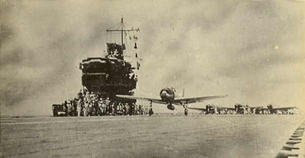 一架A6M零式战斗机率领空中群发射离开了翔宇号甲板。