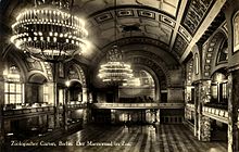 La Marmorsaal (sala di marmo) nel Giardino Zoologico di Berlino, qui mostrata in una cartolina del 1900, fu il luogo della prima di Nosferatu.
