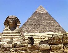 Sfinksas Khafre piramidės fone, 2005 m.
