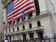 De New York Stock Exchange op Wall Street, met een groot bedrag 's werelds grootste beurs per marktkapitalisatie van haar beursgenoteerde bedrijven, met 23,1 biljoen dollar vanaf april 2018.