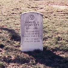 Túmulo de Samuel Dashiell Hammett no Cemitério Nacional de Arlington, (Seção 12, Site 508)