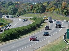 I-81 смотрит на юг возле милепоста 245 в Гаррисонбурге, штат Вирджиния.