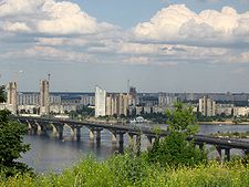 Dnepr-joki kulkee monien kaupunkien läpi. Nimenomaan Ukrainan pääkaupunki Kiova. Kiovassa joen ylittää yli seitsemän siltaa.  