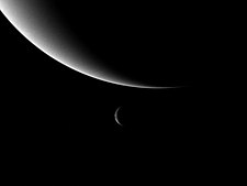 Neptunus (ylhäällä) ja Triton (alhaalla).  
