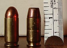 Dit zijn .45 kaliber kogels. Men heeft een ronde neus, of tip (links). Men heeft een platte neus (rechts).