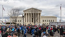 Grupė už gyvybę protestuoja prie JAV Aukščiausiojo Teismo Vašingtone.