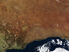 Великая Австралийская битва (Great Australian Bight) к югу от Налларбор (Nullarbor). Кредит Жака Десклоитра (Jacques Descloitres), Видимая Земля (Visible Earth), НАСА (NASA).