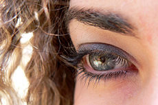Subtiel maar briljant. Het grijs-zilver op de oogleden haalt het leiblauw van haar ogen op. De buitenste lichtoranje/bruine oogschaduw sluit aan bij de wenkbrauwen en het haar.  