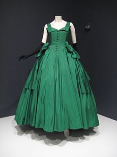 Rochie de seară tipică Christian Dior, dată necunoscută, dar în jurul anului 1950. Cu siguranță ar fi avut nevoie de două sau mai multe jupoane pe dedesubt.