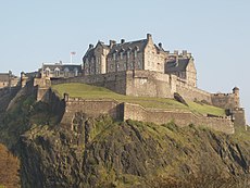 Castelo de Edimburgo visto da Rua Princes