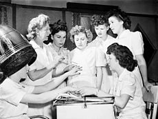 Ex-vrouwen leren manicure technieken, 1945  