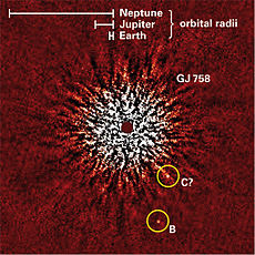 Imagen de descubrimiento del sistema Gliese 758, tomada con el telescopio Subaru en el infrarrojo cercano. No está claro si la compañera debe considerarse un planeta o una enana marrón.  