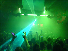 Laserlichten verlichten de dansvloer op een Gatecrasher dance muziek evenement in Sheffield, Engeland