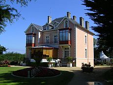 Diorův dům v Granville, kde je nyní muzeum.  
