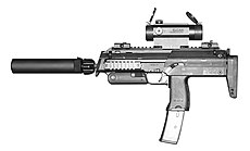 De nieuwste versie: MP7A1, uitgerust met een onderdrukker (minder lawaai), verlengd magazijn (meer kogels) en een reflexvizier (beter richten).  