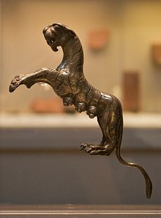 Nonostante sia un manico rotto di un oggetto sconosciuto, la "Hoxne Tigress" d'argento è diventata il pezzo singolo più noto tra gli oltre 15.000 oggetti presenti nel mucchio.
