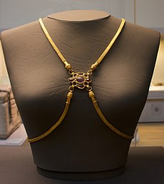 Vista frontale della catena del corpo d'oro della Hoxne Hoard. Sono visibili un'ametista e quattro granati; mancano altre quattro gemme, che si pensa fossero perle.