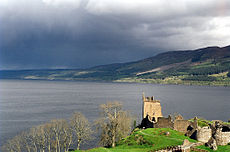 Loch Ness cu castelul Urquhart în prim-plan
