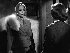 Marlene Dietrichová ve filmu Alfreda Hitchcocka Stage Fright, 1950. Šaty od Diora.  
