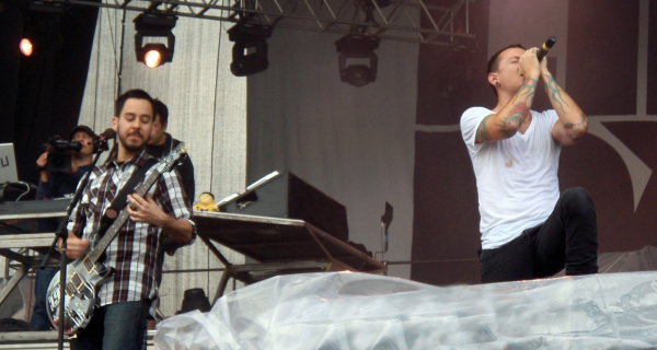 Linkin Park在芬兰的Sonisphere音乐节上表演。