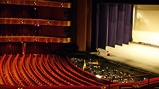 Architect Philip Johnson ontwierp het New York State Theater volgens Balanchine's specificaties.