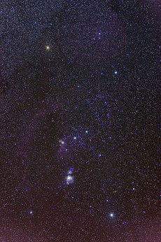 La espada está compuesta por la nebulosa de Orión (M42), con el cúmulo estelar abierto del Trapecio en su centro.  