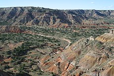 Palo Duro Canyon. De rode, lagere hellingen van de Canyon zijn Perm-oud. Deze lagen werden afgezet in een ondiep marien milieu dat werd afgewisseld door droogvallende wadplaten.