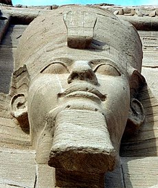 Ramesses II: een van de vier externe zittende standbeelden in Abu Simbel