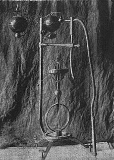 Franciszek Rychnowski a dezvoltat acest instrument la începutul secolului al XX-lea, pentru a măsura o "energie cosmică"  