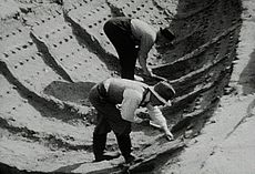 1939. aasta kaevamiste käigus paljastati maetud laeva kummituslik jäljend. Palju hiljem võeti kipsjäljend, millest valmistati klaaskiust kuju.