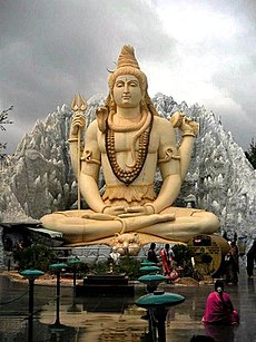 Statua di Shiva che fa meditazione yogica. La statua si trova a Bangalore, in India.